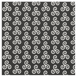 White Celtic Triple Spiral Triskele på Black Tyg
