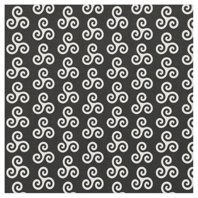 White Celtic Triple Spiral Triskele på Black Tyg (Närbild)