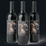 White Cheers Elegant Calligraphy Bröllop Photo Vinflaska Etikett<br><div class="desc">vin-etiketter för elegant med "cheers"-skript,  anpassningsbar och foto. Om du vill ha en mer avancerad anpassning av den här designen klickar du på BLUE DESIGN VERKTYG. Matchande objekt är också tillgängliga.</div>