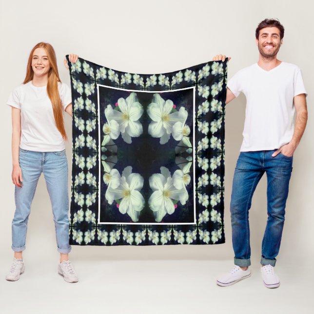 White Clematis Flower Pair Abstrakt Blommönster Fleecefilt (På plats)