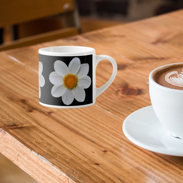 White Dahlia-Blommönstret på Black Espressomugg (In Situ)