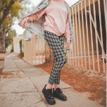 White Dahlia-Blommönstret på Black Leggings<br><div class="desc">Stretcherande,  moderiktiga skrifter som innehåller fotobilden av en enkel,  vit Dahlia-blomma med gult mot en svart bakgrund och tryckt i ett upprepande mönster. En roligt,  blommigt design! Markera dina storleka kopplingar.</div>