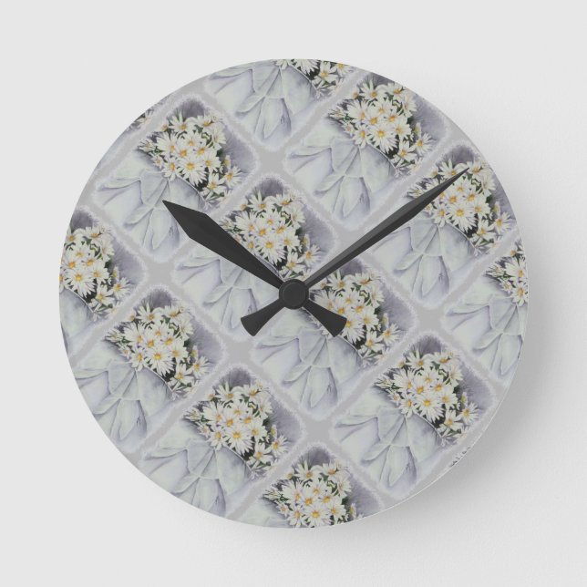 WHITE DAISY BOUQUET CLOCK RUND KLOCKA (Framsida)