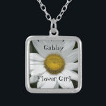 White Daisy Bröllop Flower Girl Silverpläterat Halsband<br><div class="desc">Söt White Daisy Bröllop Flower Girl Pendant Necklace ger en unik personlig som är en gåva till din blomflicka. Anpassa den om du vill ändra texten så att den skapar ett Bridesmaid eller Maid of honor Necklace. Den här botaniska bröllop-smycken i anpassningsbar och i den här klassen har ett digitalt...</div>