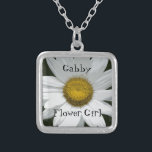 White Daisy Bröllop Flower Girl Silverpläterat Halsband<br><div class="desc">Söt White Daisy Bröllop Flower Girl Pendant Necklace ger en unik personlig som är en gåva till din blomflicka. Anpassa den om du vill ändra texten så att den skapar ett Bridesmaid eller Maid of honor Necklace. Den här botaniska bröllop-smycken i anpassningsbar och i den här klassen har ett digitalt...</div>