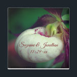 White Dam Slipper Orchid Personlig Bröllop Magnet<br><div class="desc">Den känsliga vårtidskrävande dam-blomsterfotografin av Susan bröllops-favoritmagnet. Fyll i informationen i mallen. Gör fler ändringar i teckensnittet storlekt, stil och färg genom att klicka på Anpassa. Den här designen finns på många produkter på mitt galleri. Besök Smilins Ögon Treasures för att se fler inbjudningar till möhippa och bröllop, kort, favoriter...</div>