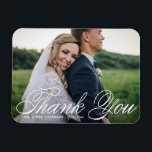 White Elegant Photo Bröllop Tack Magnet<br><div class="desc">Gratulerar till kärlek och visa tacksamhet med anpassadets fotot bröllop tack till er magnet! Denna unika keepy är en perfekt för att påminna dina kära om din speciella dag samtidigt som du uttrycker ditt innerliga tack på ett minnesvärt sätt. Den har en kalligrafi och klassisk typografi av eleganten. Du kan...</div>
