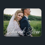 White Elegant Photo Bröllop Tack Magnet<br><div class="desc">Gratulerar till kärlek och visa tacksamhet med anpassadets fotot bröllop tack till er magnet! Denna unika keepy är en perfekt för att påminna dina kära om din speciella dag samtidigt som du uttrycker ditt innerliga tack på ett minnesvärt sätt. Den har en kalligrafi och klassisk typografi av eleganten. Du kan...</div>
