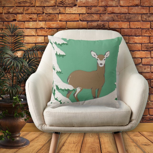 White Faced Brown Hjort i snö efter Gräs Träd Kudde (Brown white faced female deer in snow by pine tree on mint green home decor pillow.)