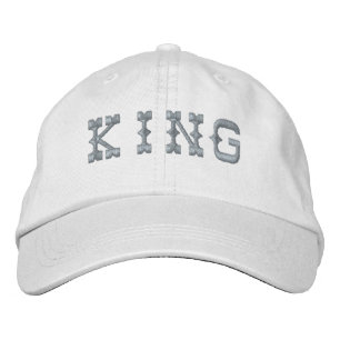 White Färg Handsome Manar Kung Text Namn Broderad Keps