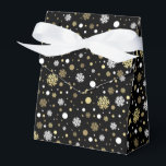 White Faux Guld Snöflingor Polkadots on Black Presentaskar<br><div class="desc">Contemporary vit och guld tittar snöflingor och polka dots mönster mot svart bakgrund. Modern men enkel,  vanlig vismisk design för att passa in den roligten födelsedag,  överraskning eller Julklapp med. Tillgänglig på märkre som omslagspapper och vävnadspapper,  presentpapper,  påsar och favärden,  klistermärken och rosett band</div>