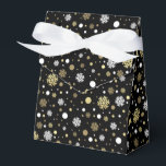 White Faux Guld Snöflingor Polkadots on Black Presentaskar<br><div class="desc">Contemporary vit och guld tittar snöflingor och polka dots mönster mot svart bakgrund. Modern men enkel,  vanlig vismisk design för att passa in den roligten födelsedag,  överraskning eller Julklapp med. Tillgänglig på märkre som omslagspapper och vävnadspapper,  presentpapper,  påsar och favärden,  klistermärken och rosett band</div>