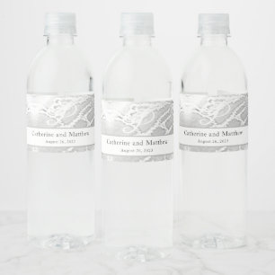 White Faux-Satin Monogrammed Bröllop Vattenflaskor Etikett
