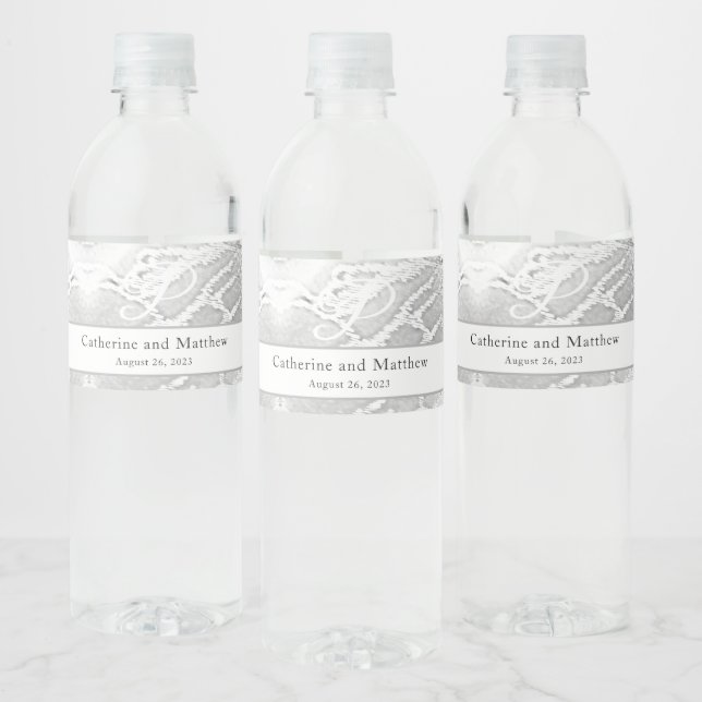 White Faux-Satin Monogrammed Bröllop Vattenflaskor Etikett (Flaskor)