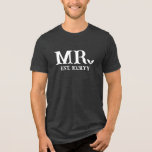 White Fladdermus Goth Mr. Etablshed Bröllop Date T Shirt<br><div class="desc">Goth fastställde personligen för T-shirt med det datum du gifte dig med och ett fladdermus som ersatte perioden. Visa världen när du officiellt blev ett make med den här garantin för Gth-groomen med MR i stort vitt brev, med fladdermus som prick, och din bröllop-dejt under. Halloween make t-shirt med coola...</div>