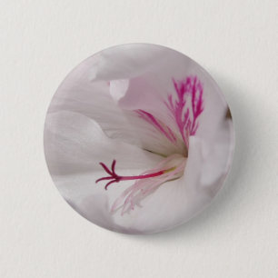 White Geranium Button Badge Knapp