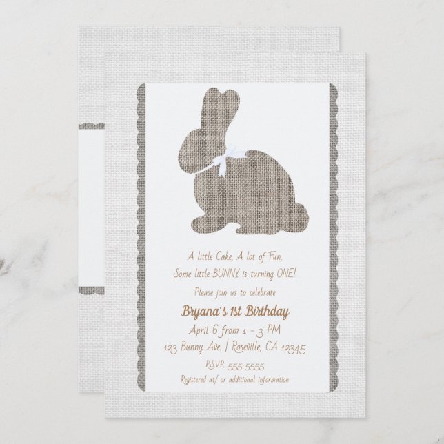 White Grått Burlap Rustic Bunny Påsk 1:a födelseda Inbjudningar (Fram/baksida)