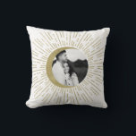 White & Guld Celestial Sunburst Måne Photo Bröllop Kudde<br><div class="desc">White & Guld Celestial Sunburst Måne Photo Pillow. (Kudden färg kan ändras till valfri färg med hjälp av färg-väljaren i bakgrunden.)</div>