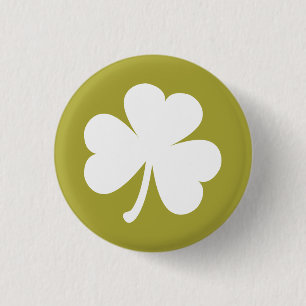 White Irish Shamrock on Rustic Guld Background Knapp