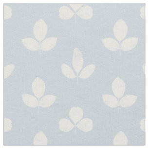 White Klöver på Blek Dusty Blue Tyg
