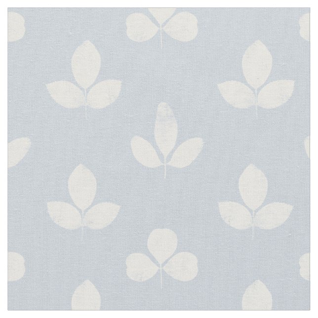 White Klöver på Blek Dusty Blue Tyg (Närbild)