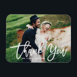 White Lettering Modern Photo Bröllop Tack Magnet<br><div class="desc">Tack vare vårt anpassade-foto-bröllop kan du uttrycka din tacksamhet till din magnet, med elegant och modern kalligrafi. Den här designen blandar sömlöst personliga känslor med contemporary stil och skapar den perfekten för att tacka dina gäster för att de har deltagit i din speciella dag. Visa dina favoritfoton från bröllop och...</div>