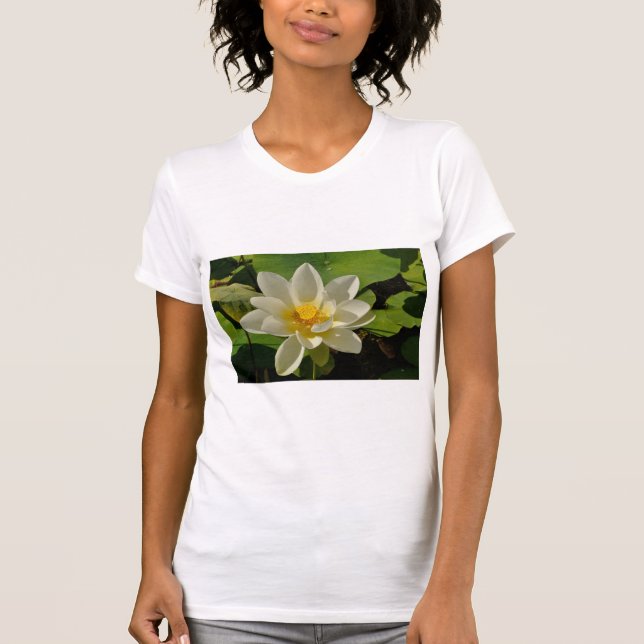 White Lotus flowers in a pond T Shirt (Framsida)
