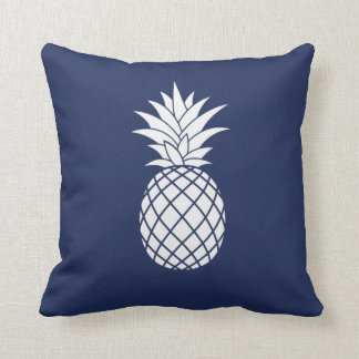 White Luxe Pineapple on Navy Blue Kudde