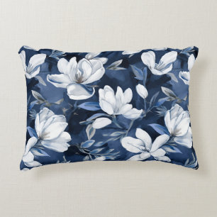 White Magnolia Mönster vid midnatt. Prydnadskudde