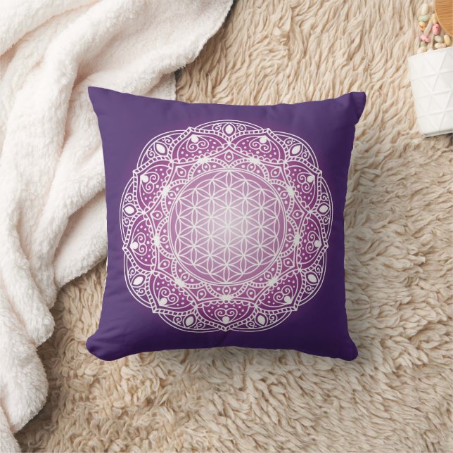 White Mandala Flower of Life på Lila Background Kudde (Filt)