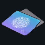 White mandala lila och blue ombre monogram laptop fodral<br><div class="desc">blommigt med vit vintage i elegant eller mandala över lila och vit . Namn monogram som tillval.</div>