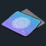 White mandala lila och blue ombre monogram laptop fodral<br><div class="desc">blommigt med vit vintage i elegant eller mandala över lila och vit . Namn monogram som tillval.</div>