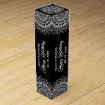 White Mandala on Black Damasks Background Presentask För Vinflaska<br><div class="desc">Vit mandala över svart och mörk grått- monokromatisk bakgrund. Anpassade i en matchande vit färg-grattis på födelsedagen.</div>