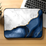 White Marble Gilded Navy Blue Agate Laptop Fodral<br><div class="desc">Elegant vit marmor och marmor blå agate gyldad med faux guld glitter i denna lyxiga utformning.</div>