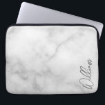 White Marble Modern Script Personlig Namn Laptop Fodral<br><div class="desc">Modern Minimalistisk Personlig Namn ger Den här designen har personlig namn i grått modernt handskriftsteckensnitt på vit marmorbakgrund. Perfekt som helgdag till honom,  gåvor och gåvor från fars dag vid särskilda tillfällen.</div>