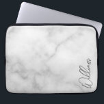 White Marble Modern Script Personlig Namn Laptop Fodral<br><div class="desc">Modern Minimalistisk Personlig Namn ger Den här designen har personlig namn i grått modernt handskriftsteckensnitt på vit marmorbakgrund. Perfekt som helgdag till honom,  gåvor och gåvor från fars dag vid särskilda tillfällen.</div>