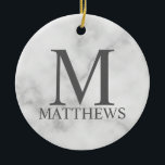White Marble Personlig Monogram och Namn Julgransprydnad Keramik<br><div class="desc">Personlig Monogram och Namn Gift har personlig monogram och namn i grått Classic serif font stil på vit marble-bakgrund. Perfekt för helgdag,  familjeåterförening och eventuella särskilda tillfällen. Observera att marmordetaljer simuleras i teckningen. Ingen egentlig marmor kommer att användas i produktens skapar.</div>