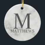 White Marble Personlig Monogram och Namn Julgransprydnad Keramik<br><div class="desc">Personlig Monogram och Namn Gift har personlig monogram och namn i grått Classic serif font stil på vit marble-bakgrund. Perfekt för helgdag,  familjeåterförening och eventuella särskilda tillfällen. Observera att marmordetaljer simuleras i teckningen. Ingen egentlig marmor kommer att användas i produktens skapar.</div>