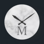 White Marble Personlig Monogram och Namn Rund Klocka<br><div class="desc">Personlig Monogram och Namn Design har personlig monogram och namn i klassiskt serif-teckensnitt stil. Observera att marmordetaljer simuleras i teckningen. Ingen egentlig marmor kommer att användas i produktens skapar.</div>