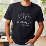 White Modern Script Personligt bröllp T Shirt<br><div class="desc">Det moderna och avslappnad chicen med det vita kalligrafiskriptet "Mr" manar bröllop-T-skjortan har anpassningsbar som kan vara personlig med gruppens efternamn och bröllop-datum. Perfekt för den nye till bäran på smekmånaden och därutöver! Besök vår affär för matchande mrs shirt.</div>