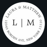 White Monogram Bröllop Runt Klistermärke<br><div class="desc">Modern och minimalistisk bröllop-symbol med dina två inledande monogram och adress. En enkel design som fortfarande visas som chic och snyggt. De här kuverten är ett underbart sätt att lägga till en elegant till din bröllopsinbjudan.</div>