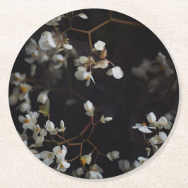 White moody flowers on dark background underlägg papper rund