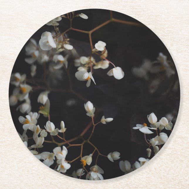 White moody flowers on dark background underlägg papper rund (Framsidan)