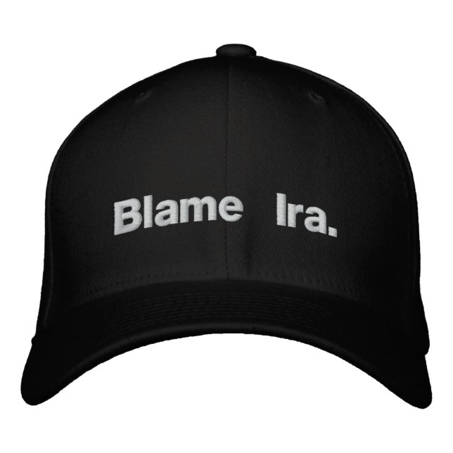 White on Black Blame Ira Hat Broderad Keps (Framsida)