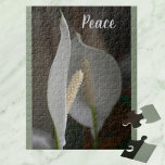 White Peace Lily Botanical Blommigt Photographic Pussel<br><div class="desc">Ett vackert serene,  men dramatiskt fotografiskt pussel av två vita fredslilier mot mörkens bakgrund...  Det är en elegant med ett känsligt linjer mot en mörk som ger fred och lugn. Detta är en botanisk originalfotografi av JLW_PHOTOGRAPHY.</div>