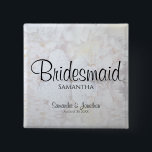 White Peonies Bröllop Bridesmaid Nametag Knapp<br><div class="desc">Den vackra namn bricka-knappen är perfekten för att identifiera nyckel-medlemmar i bröllopsfesten vid möhippan, repetitionsmiddag eller bröllopsmottagning. Den har ett modernt svart skript som skriver över en bakgrund av blommor och hjärtan från vita peonymer. Texten är helt anpassade och lyder: Bridesmaid, med ställe för hennes namn, parets namn och bröllop...</div>