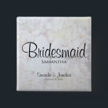 White Peonies Bröllop Bridesmaid Nametag Knapp<br><div class="desc">Den vackra namn bricka-knappen är perfekten för att identifiera nyckel-medlemmar i bröllopsfesten vid möhippan, repetitionsmiddag eller bröllopsmottagning. Den har ett modernt svart skript som skriver över en bakgrund av blommor och hjärtan från vita peonymer. Texten är helt anpassade och lyder: Bridesmaid, med ställe för hennes namn, parets namn och bröllop...</div>