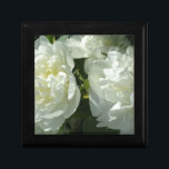 White Peonies Smyckeskrin<br><div class="desc">Klassiska romantiska vita peonier - foto av H Cooper</div>