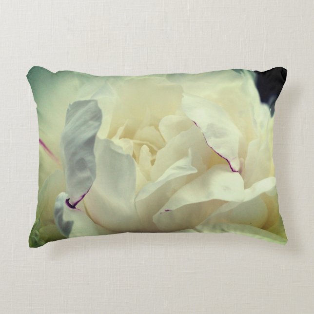 White Peony Flower in Bloom Close Up Prydnadskudde (Framsidan)