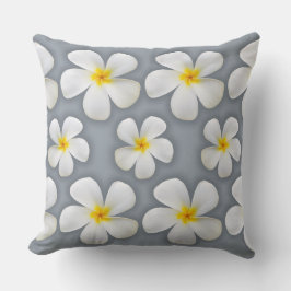 White Plumeria Flowers på Silver Kudde